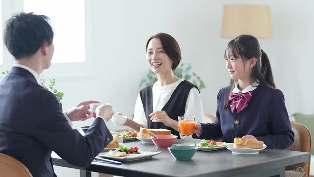 食卓で朝食を食べる家族