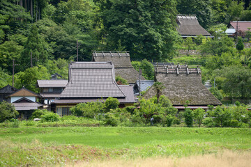 Obraz premium 美山 かやぶき屋根の集落 京都府南丹市
