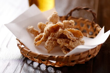 若鶏の皮唐揚げ