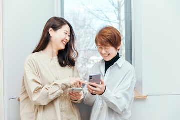 楽しそうに話す女性達　Women talking happily