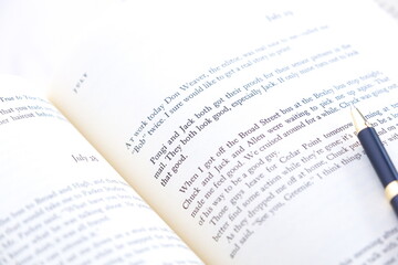 英語の本のページを開いて、のんびり読書を楽しんでいるイメージ
