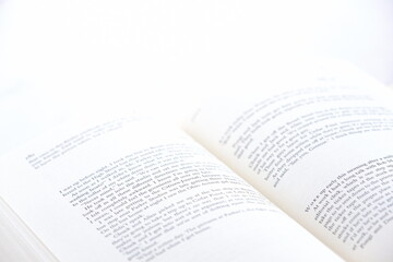 Obraz premium 英語の本のページを開いて、のんびり読書を楽しんでいるイメージ 