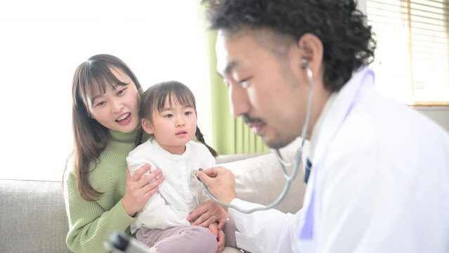 子供を診察する医師(ドクター）　訪問診療やクリニックや病院などのイメージ　笑顔の子供の動画