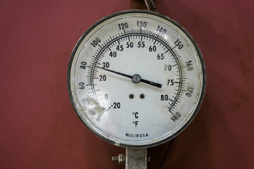 Old round temperature gauge - obrazy, fototapety, plakaty
