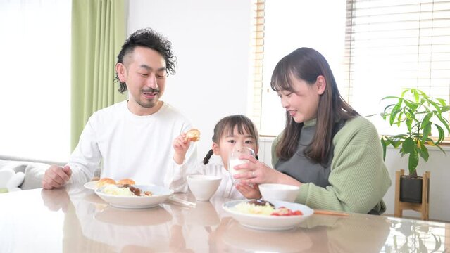 Video of an image of a happy family around the table in the dining room