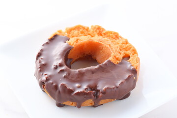 チョコレートでコーティングされたオールドファッションドーナツ
