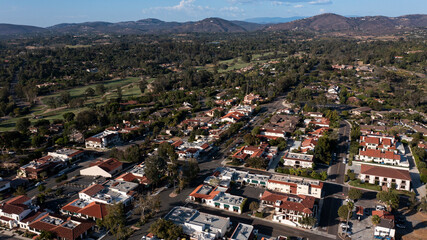 Obraz premium Afternoon aerial view of tree framed mission revival style architecture of historic downtown Rancho Santa Fe, California, USA.