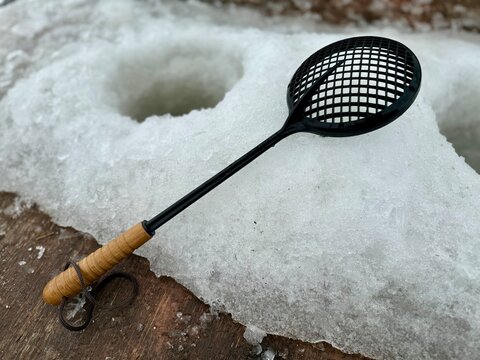 ワカサギ釣りの氷すくい