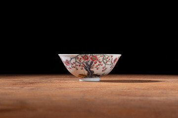 粉彩梅花蝶文茶碗　大清雍正年製