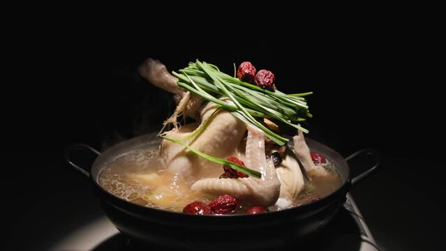 커다란 전골 냄비에 대추 부추가 올려진 큰닭을 삶는