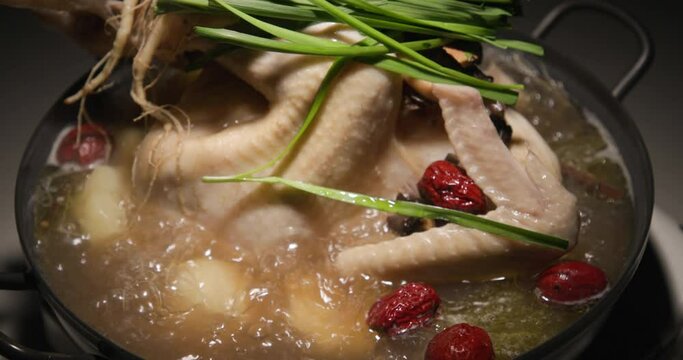 커다란 전골 냄비에 대추 부추가 올려진 큰닭이 끓고 있는