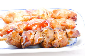 おいしそうな焼き鳥の盛り合わせ（ネギマ、もも、レバー）
