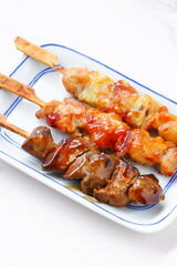 おいしそうな焼き鳥の盛り合わせ（ネギマ、もも、レバー）
