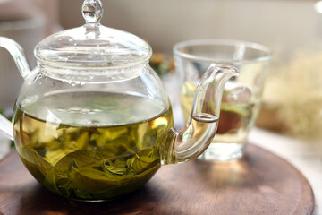 ガラスのティーポットに淹れたミントティー