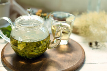 ガラスのティーポットに淹れたミントティー