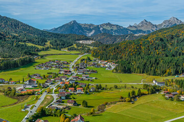 Fototapeta na wymiar Die Tiroler Gemeinde Heiterwang im Tal Zwischentoren von oben