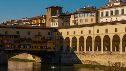 Obraz premium Golden Moments on Florence's Old Bridge: Sunset Stroll