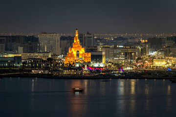 Obraz premium Doha, Qatar - February 24, 2024: Fanar mosque aerial view from corniche