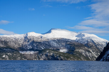 Winterliche Landschaft in Norwegen im Gebiet der Fjorde