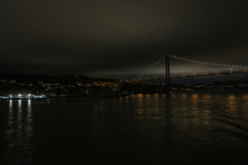 Brücke in Norwegen bei Nacht vom Schiff aus
