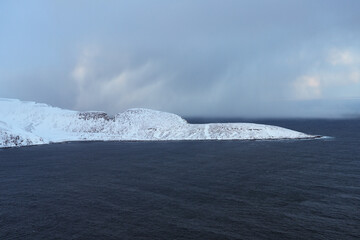 Landschaft an der norwegischen Küste im Winter, Meer und Fjorde mit Schnee bedeckt