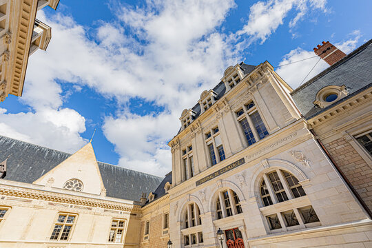 FRANCE - COURTHOUSE - ARCHITECTURE -  DIJON - HERITAGE