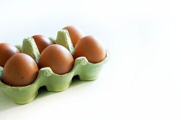 Gruppo di uova fresche in confezione di cartone isolata su sfondo bianco. Concetto di cibo sano e...