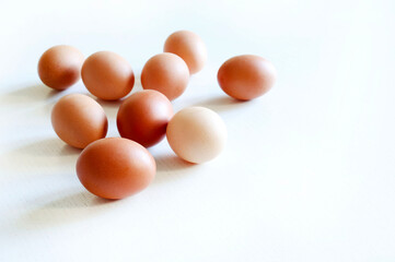 Gruppo di uova fresche isolate su sfondo bianco. Concetto di cibo sano e proteico. Copia spazio.