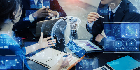 オフィスで会議する多国籍の人々とグローバルネットワークイメージ