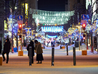冬の夜の旭川市の駅前のイルミネーションの風景と観光客の姿