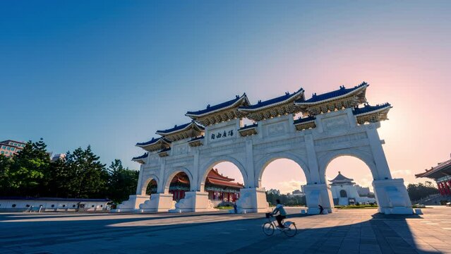 Hyperlapse view of Chiang Kai  Shek  Memorial Arch with morning sunlight in Taipei, Taiwan