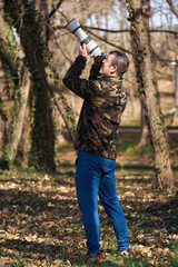 Obraz premium Wildlife photographer in the forest