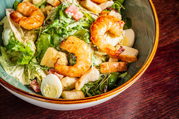 salad with shrimps in bowl