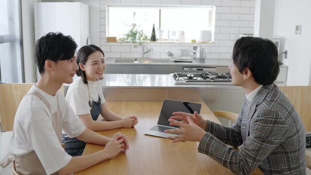 話をするリフォームの営業マンと飲食店経営者
