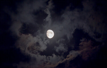 Obraz na płótnie Canvas full moon in the sky with clouds