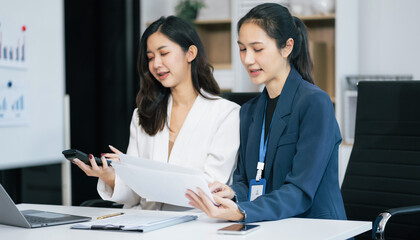 Obraz premium Professional investor working new start up project. Finance managers meeting.using laptop and digital tablet computer in office.