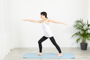 Naklejka premium ストレッチをするアジア人女性06