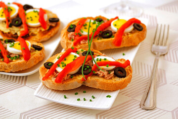 Bruschettas with tuna and pepper.