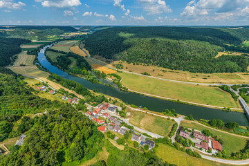 Fototapeta na wymiar Idyllische Landschaft rund um Eggersberg hoch über dem Main-Donau-Kanal in Niederbayern