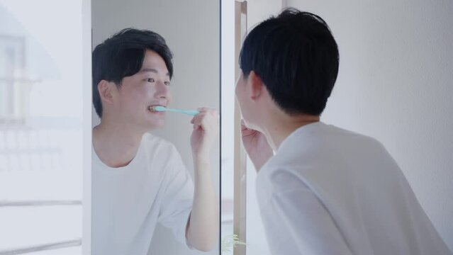 歯ブラシで歯磨きをする若い男性