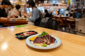 高知県の人気観光地で食べる鰹のタタキ - obrazy, fototapety, plakaty