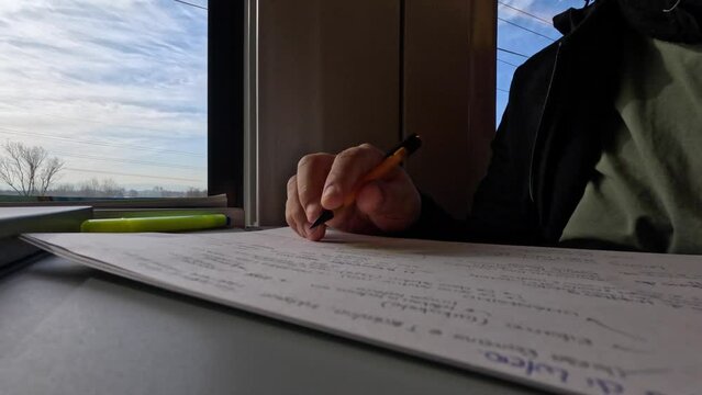 En este tren, viajando a Roma te escribo al coraz&oacute;n con mis cartas de amor, cartas a Francia que no te vere. 