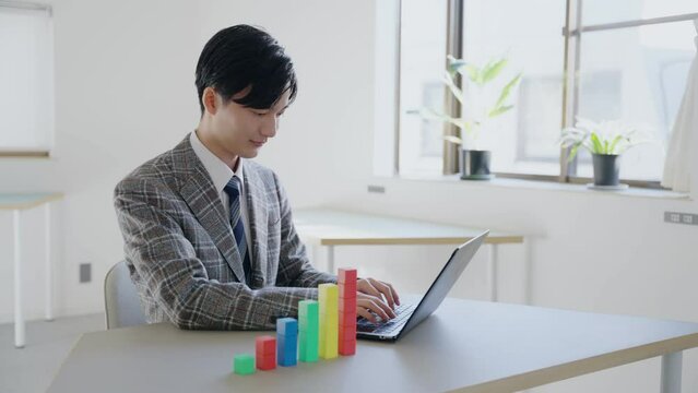 ブロックの成長グラフとビジネスマン