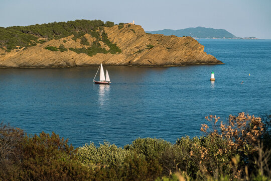 Vue sur un bateau, une bou&eacute;e l'&icirc;le verte proche de la Ciotat