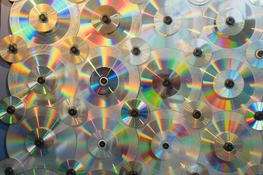 Refracted colors on patterned compact discs