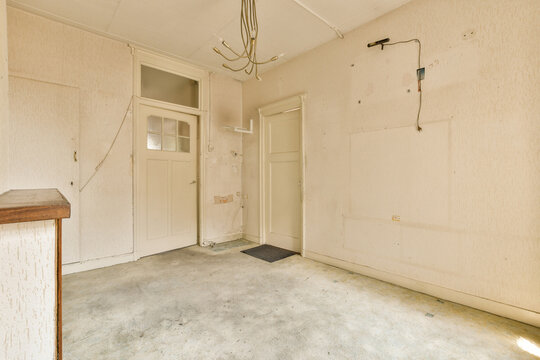 Unfurnished room in need of renovation