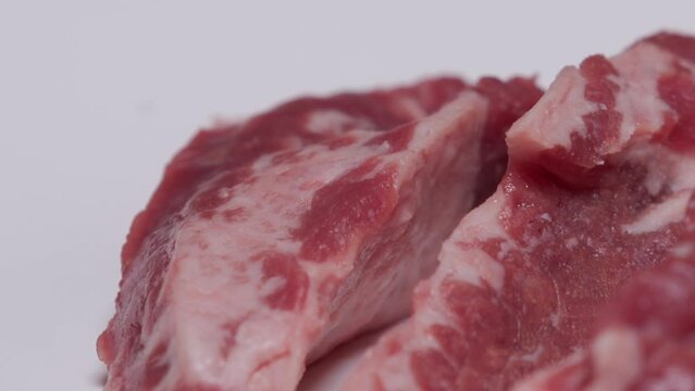 흰접시에 올려져있는 빨간 한우 소고기 갈비살