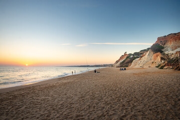Fototapeta na wymiar Les falaises rouges et blanche de la plage de falaisia en Algarve au Portugal,