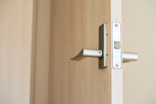シンプルなドアレバーのクローズアップ