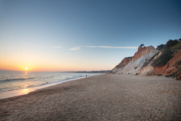 Les falaises rouges et blanche de la plage de falaisia en Algarve au Portugal,